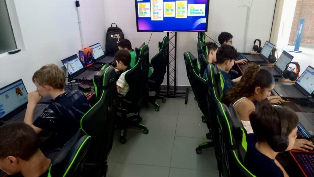 Inovação em Pelotas: Estudantes se Aproximam da Ciência com Games e IA
