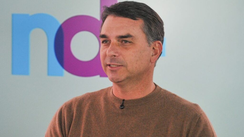 Flávio Bolsonaro Destaca Prioridades para Santa Catarina em Entrevista: Infraestrutura e Segurança e