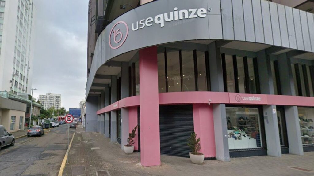 Liquidação de Calçados em Joinville: Loja Anuncia Fechamento e Produtos a Preço de Custo
