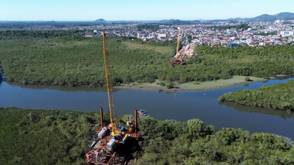 Ponte de R$ 300 milhões em Joinville: Vão Central Inédito Sem Apoios Sobre o Rio