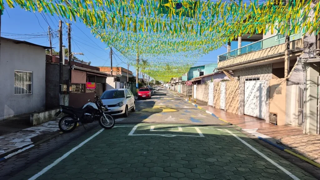 Moradores de Navegantes transformam rua com cores do Brasil para a Copa do Mundo