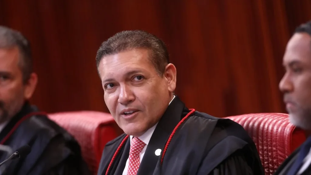 Ministro do TSE enfrenta resistência por sustar pesquisa que afeta Flávio Bolsonaro Ministro do TSE enfrenta resistência por sustar pesquisa que afeta Flávio Bolsonaro