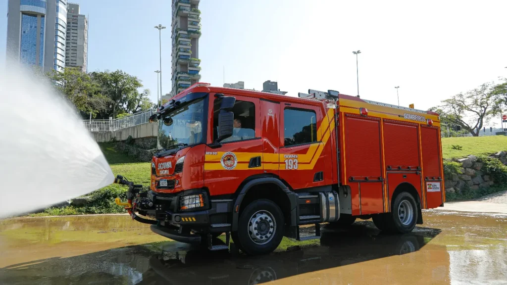 Novo Supercaminhão dos Bombeiros de Blumenau Revoluciona Combate a Incêndios com Tecnologia Europeia