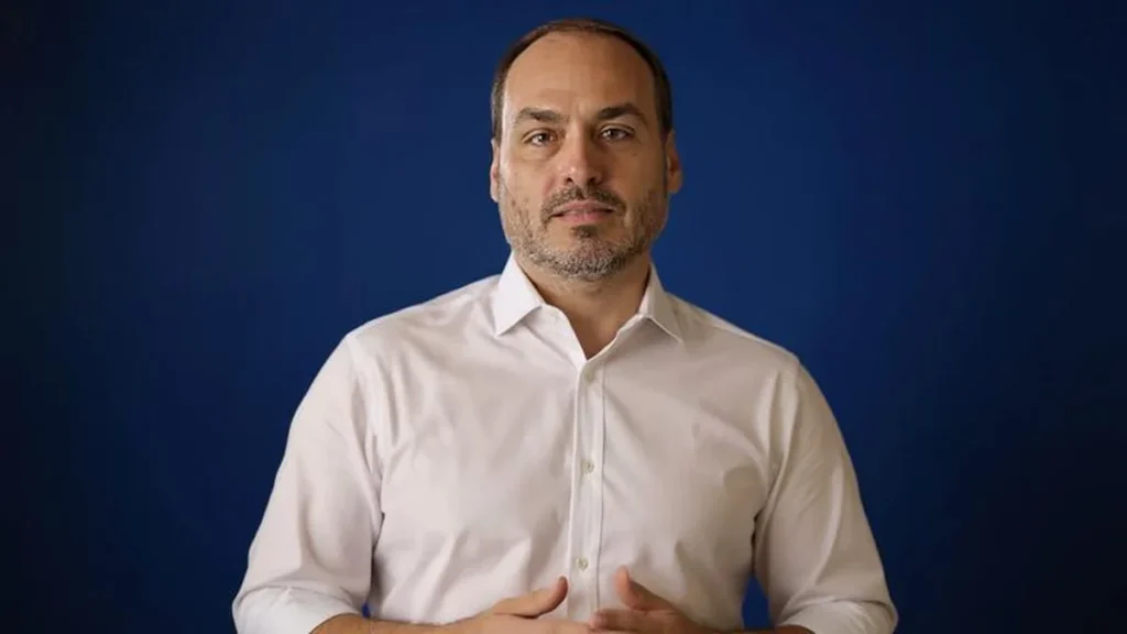 Carlos Bolsonaro anuncia pré-candidatura ao Senado por Santa Catarina e provoca debates no PL Carlos Bolsonaro anuncia pré-candidatura ao Senado por Santa Catarina e provoca debates no PL