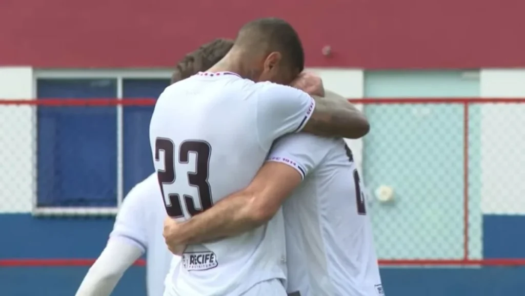 Santa Cruz vence Brusque com gol no último minuto e mantém a briga pelo G8 da Série C