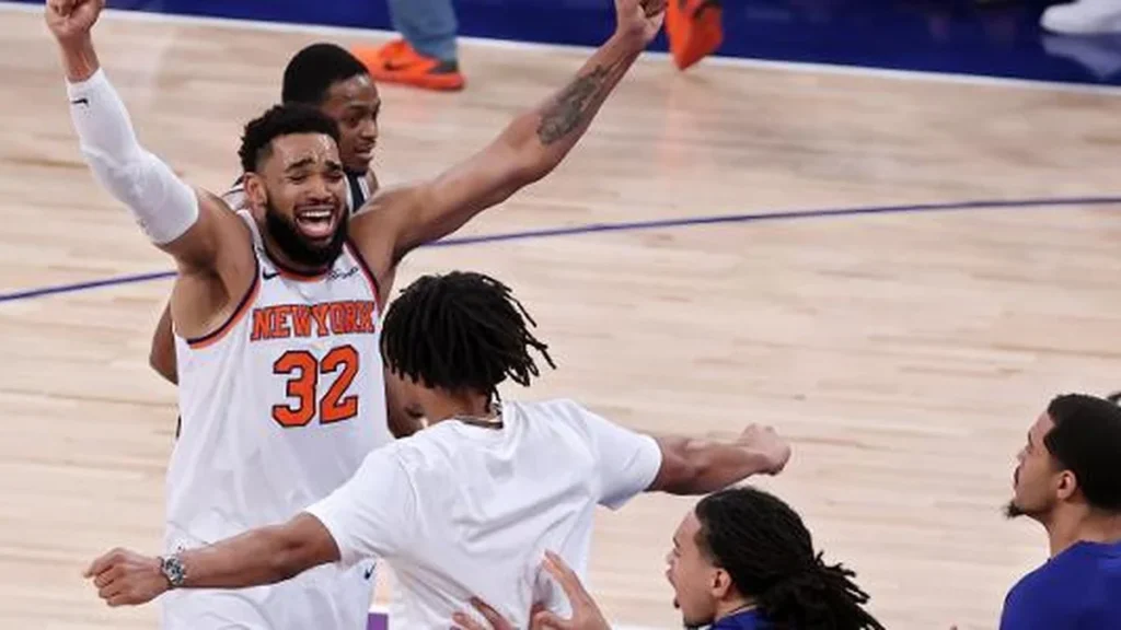 Knicks fazem virada histórica contra Spurs e ficam a um passo do título da NBA Knicks fazem virada histórica contra Spurs e ficam a um passo do título da NBA