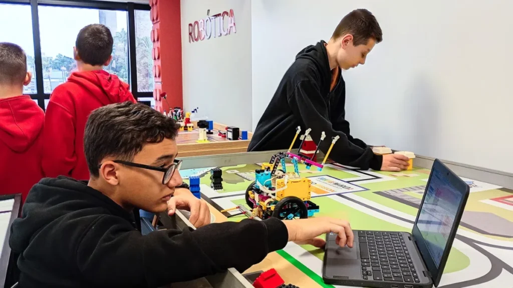 Tecnologia Sul-Coreana Revoluciona Ensino de Robótica em Escola de Brusque