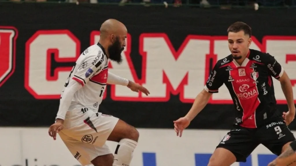 Campo Mourão Futsal vira contra o líder Joinville na Liga Nacional com placar de 7 a 5