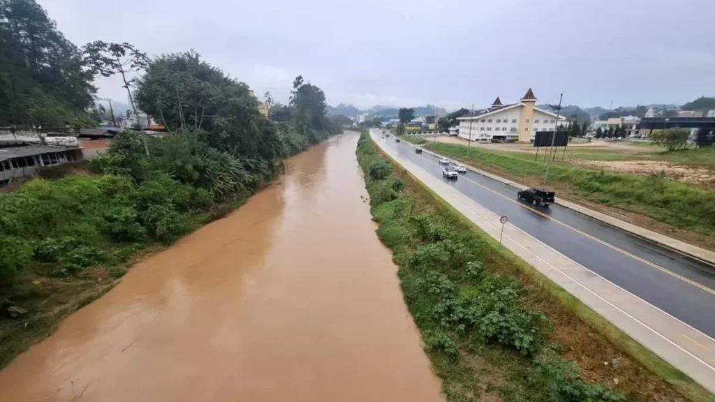 Defesa Civil de Brusque alerta para possível alagamento em pontos críticos da cidade