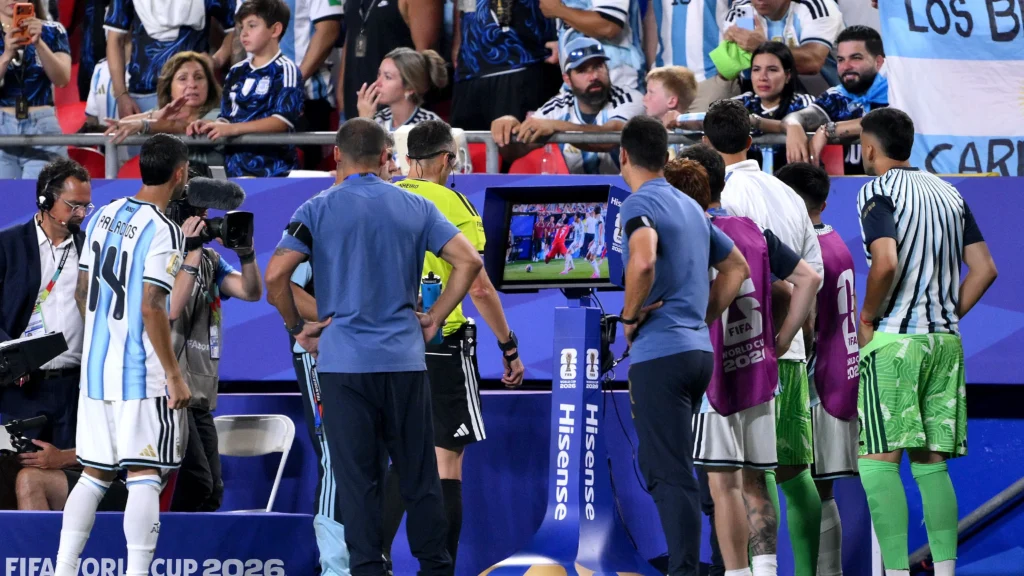 FIFA Implementa Nova Estratégia de VAR para Corrigir Polêmicas na Copa do Mundo