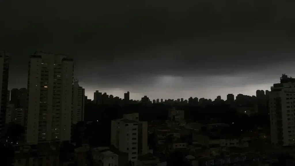 549 cidades do Sul em alerta vermelho para tempestades: riscos e orientações essenciais