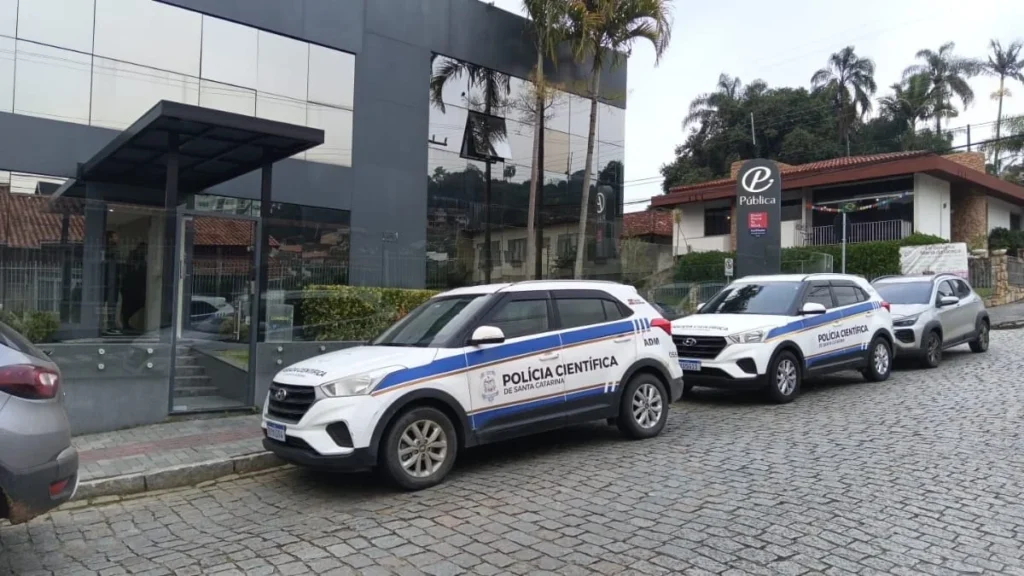 Operação Gaiola Digital investiga fraudes em licitações envolvendo empresa de TI em SC Operação Gaiola Digital investiga fraudes em licitações envolvendo empresa de TI em SC